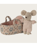 BEBE SOURIS DANS SON COUFFIN ROSE