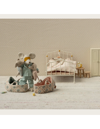 BEBE SOURIS DANS SON COUFFIN ROSE BEBE SOURIS DANS SON COUFFIN ROSE