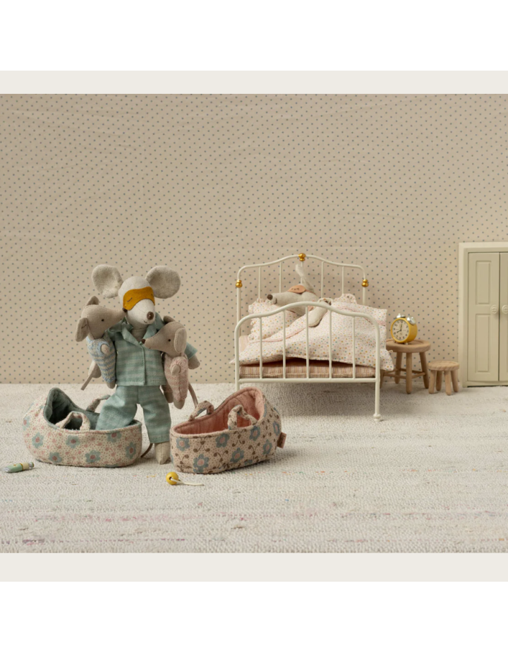 BEBE SOURIS DANS SON COUFFIN ROSE