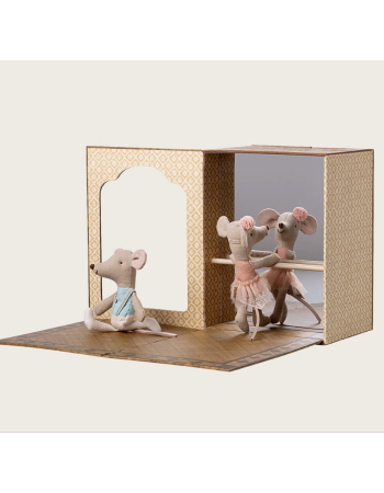 STUDIO DE DANSE AVEC PETITE SOEUR ET PETIT FRERE STUDIO DE DANSE AVEC PETITE SOEUR ET PETIT FRERE