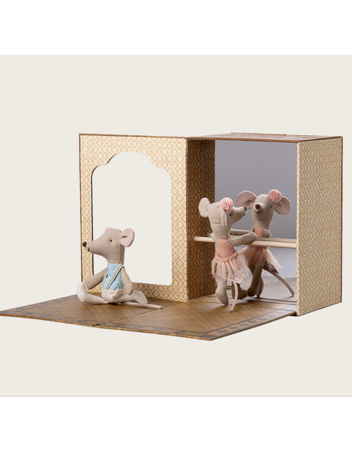 STUDIO DE DANSE AVEC PETITE SOEUR ET PETIT FRERE