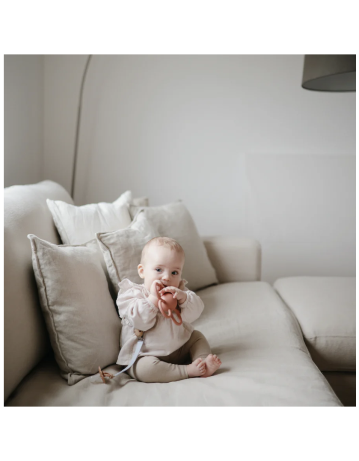 Mushie Daisy Rattle & Teether – Anneau de dentition & hochet bébé 3 mois+