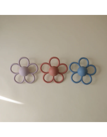 Hochet et anneau de dentition Daisy Mushie – silicone sûr bébé