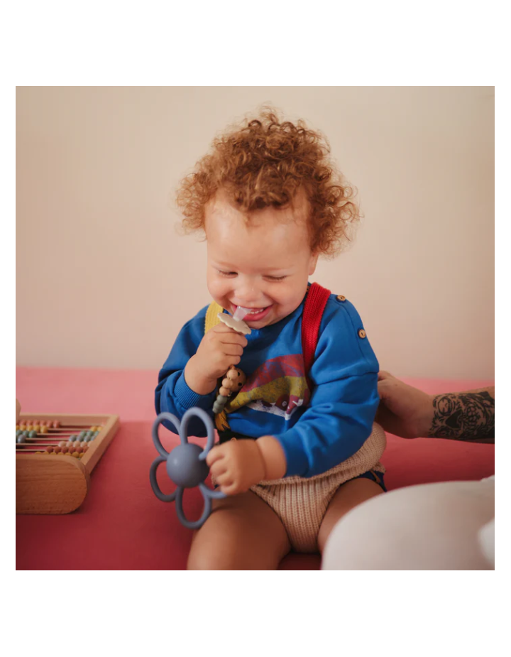 Hochet et anneau de dentition Daisy Mushie – silicone sûr bébé