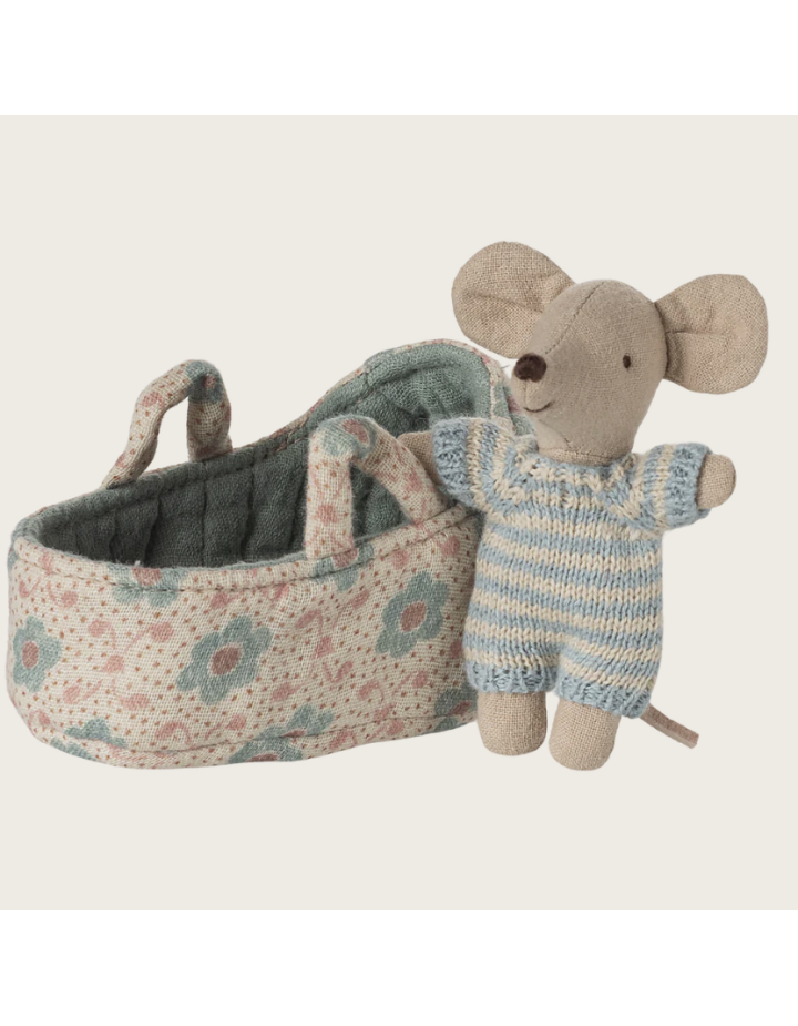 Bébé souris Maileg couffin bleu – peluche miniature enfant
