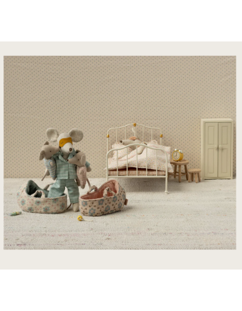 Bébé souris Maileg couffin bleu – peluche miniature enfant