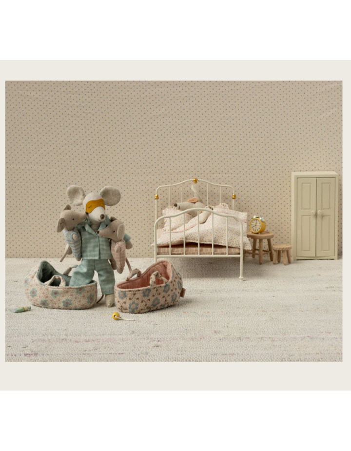 Bébé souris Maileg couffin bleu – peluche miniature enfant