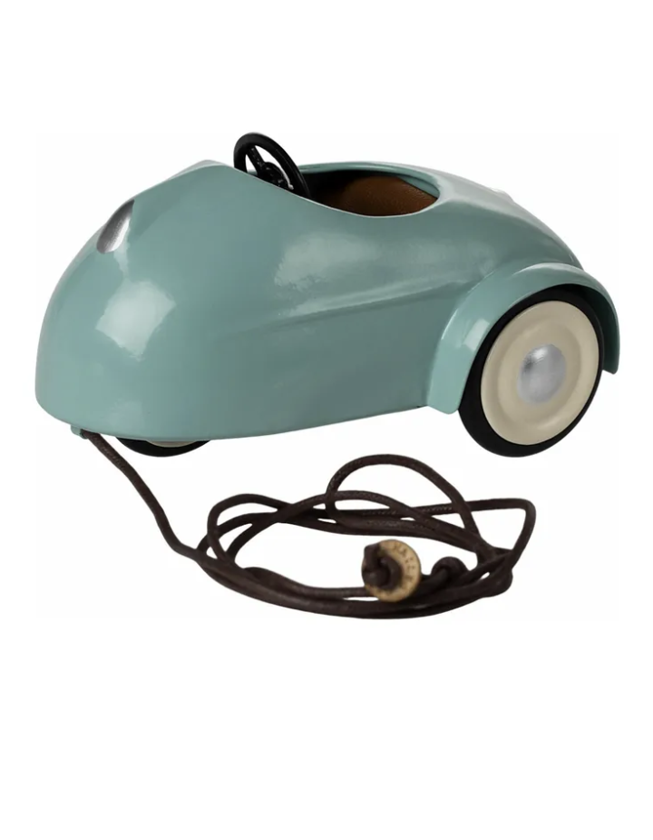Voiture souris Maileg bleue – accessoire maison de poupée enfant