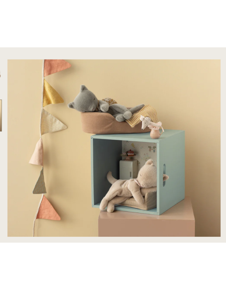 Chaton endormi Maileg Small – peluche crème pêche bébé