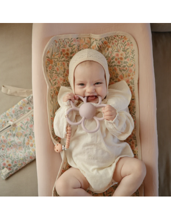 Daisy Rattle Teether Mushie Dusty Rose | Hochet anneau dentition bébé